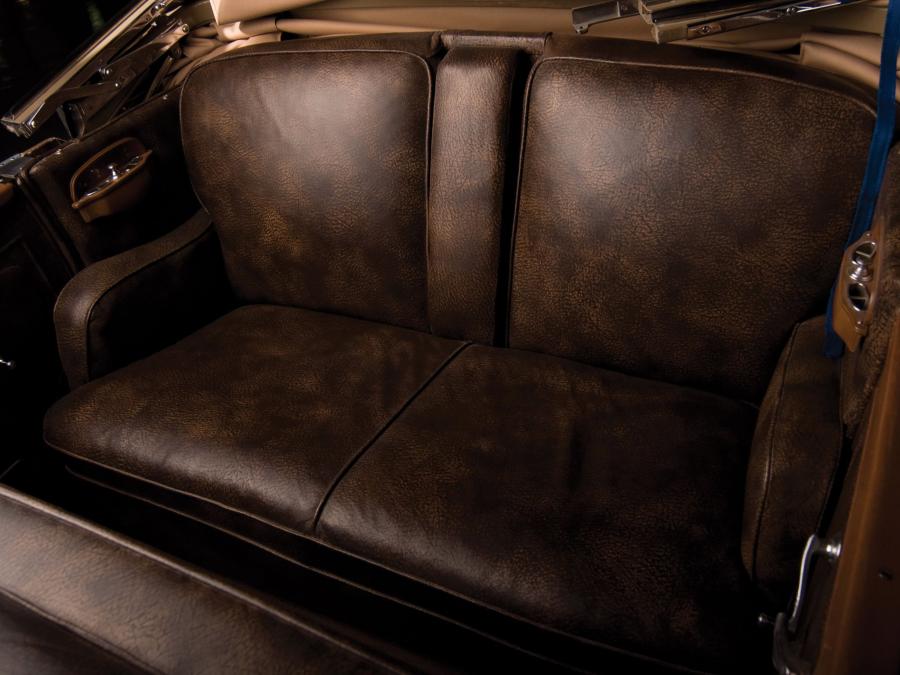 Интерьер Pierce-Arrow Model 54 Convertible Sedan 1932 года  (фото 12 из 17)
